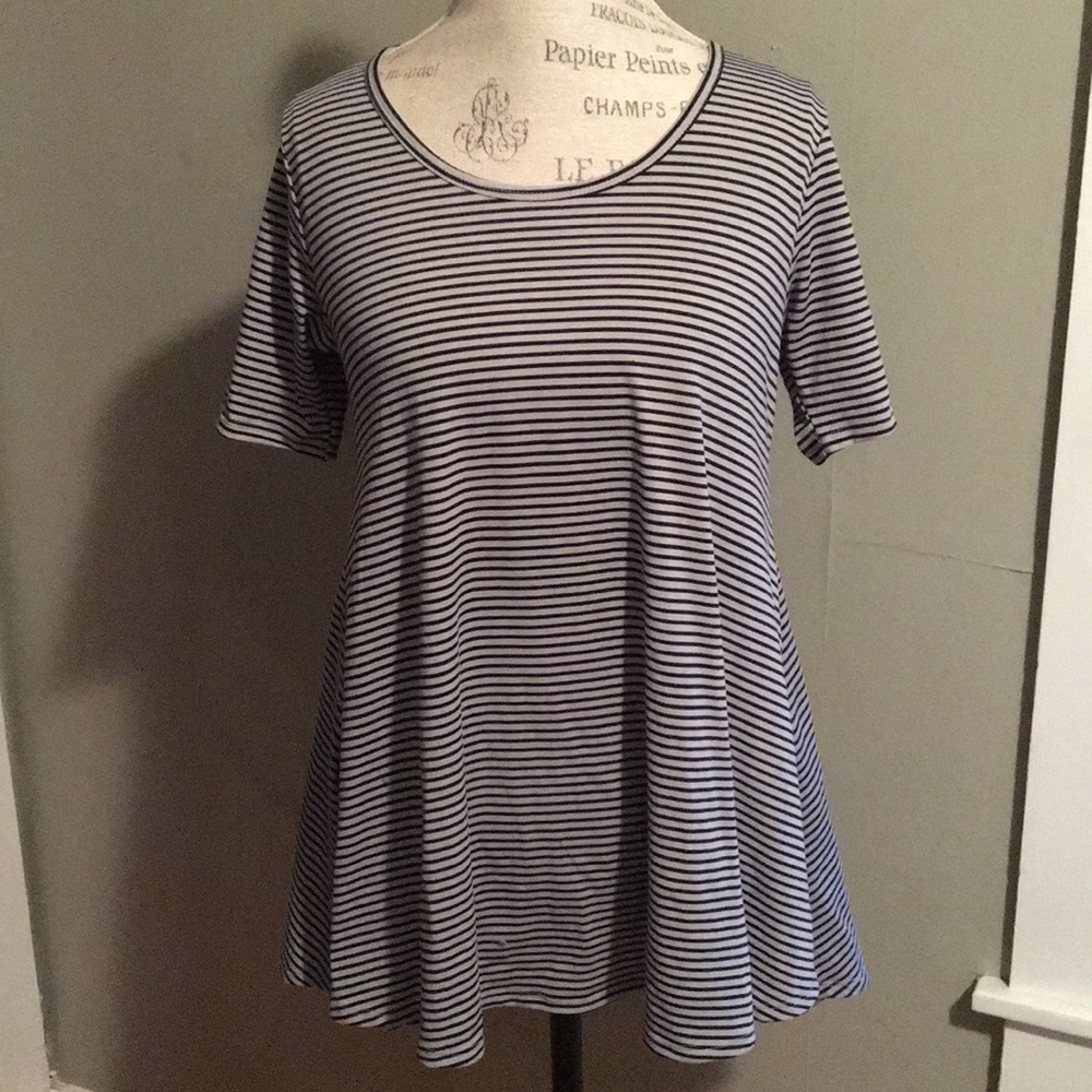 Gently Loved Lularoe Perfect Tee